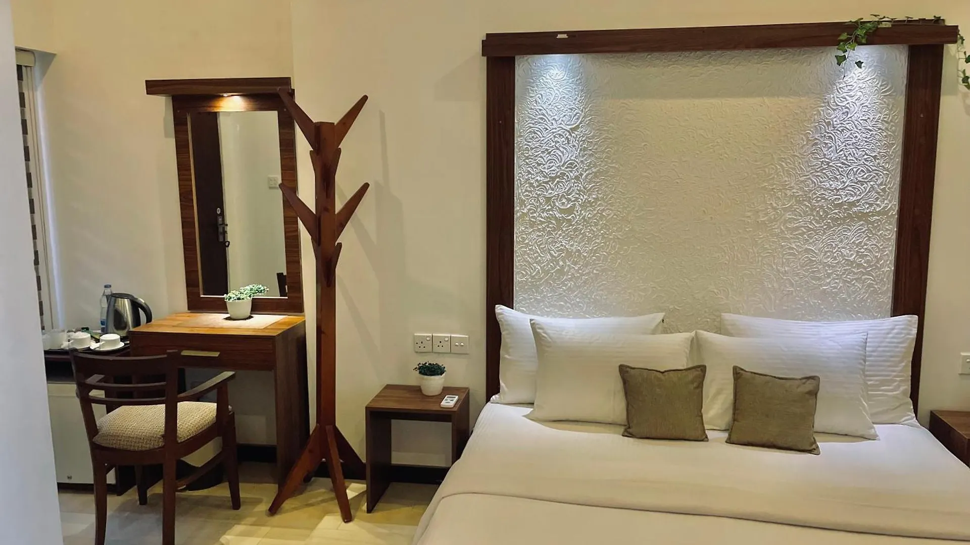8 Plus Motels Negombo 0*,