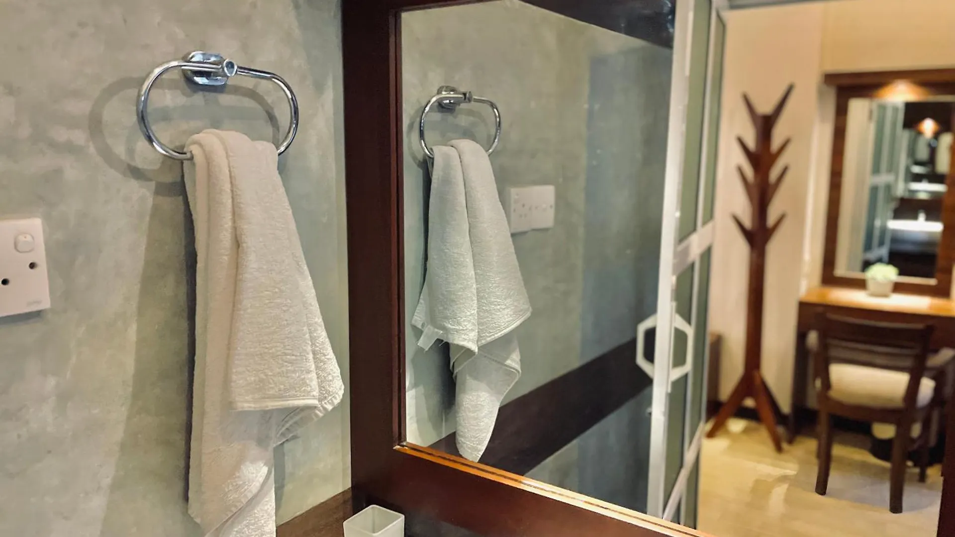 8 Plus Motels Negombo Hotel