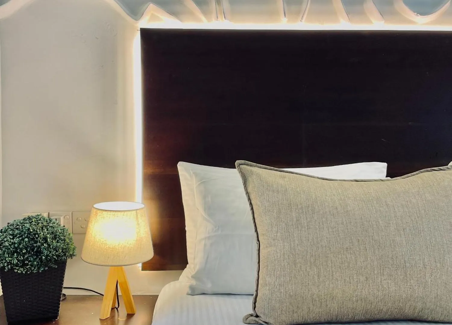 8 Plus Motels Negombo Hotel